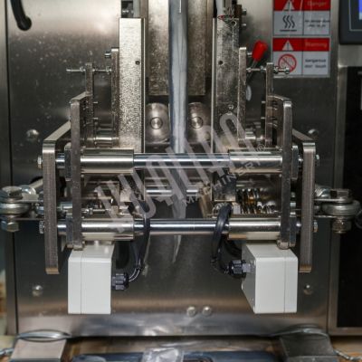 Машина для упаковки трудно-сыпучих продуктов и порошков DXDF-100AX (15-100 мл,4-х шовн., шир.пленки 240 мм, насечка, датер HP-241G, зубчатый нож, шов